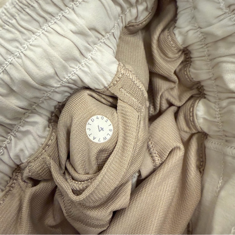 Lululemon Hotty Hot 2.5” shorts • white/bone - Picture 5 of 9